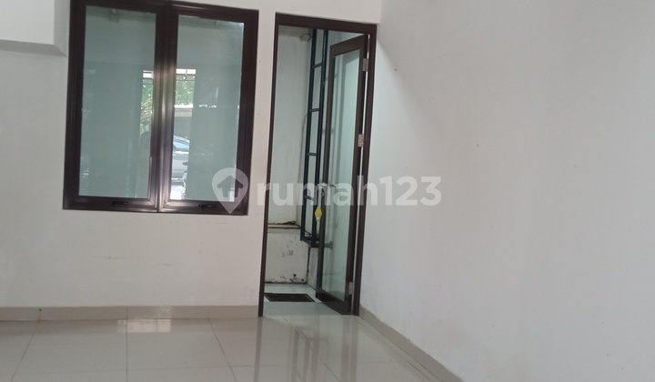 Savoy 6-meter wide shophouse in JGC Cakung, East Jakarta 2