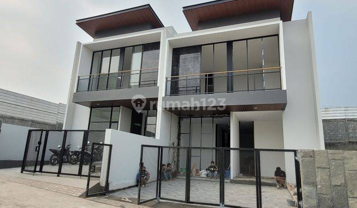 Exclusive Rumah di Cluster Ter Elit di Setraduta Grande 1