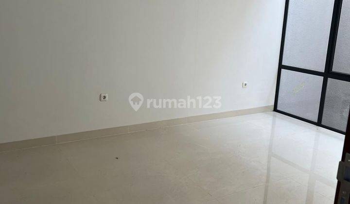 Rumah Baru 2 Lantai di Setraduta Royal Grande 2