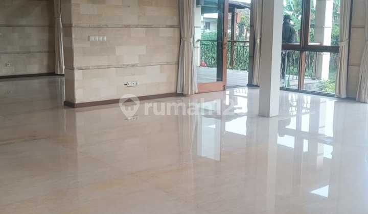 Rumah Luas dengan Halaman & Ruang Serbaguna di Setiabudi Regency