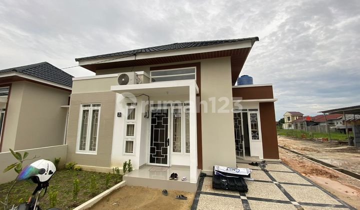 Rumah Posisi Strategis Simpang Tiga dekat bandara