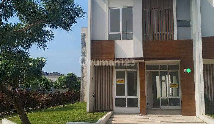 Rumah di jual posisi hook cluster kolam renang  1