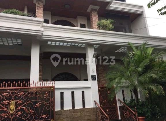 Nice 3-story House and Comfortable Neighborhood