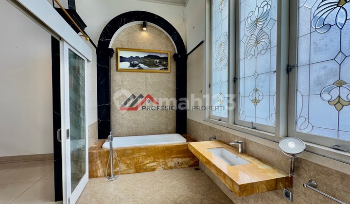 Rumah Mewah Siap Huni Lokasi Strategis Halaman Luas