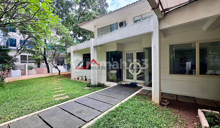 Rumah Siap Huni Halaman Luas Dekat ke Senayan City Area Kebayoran Baru Jakarta Selatan