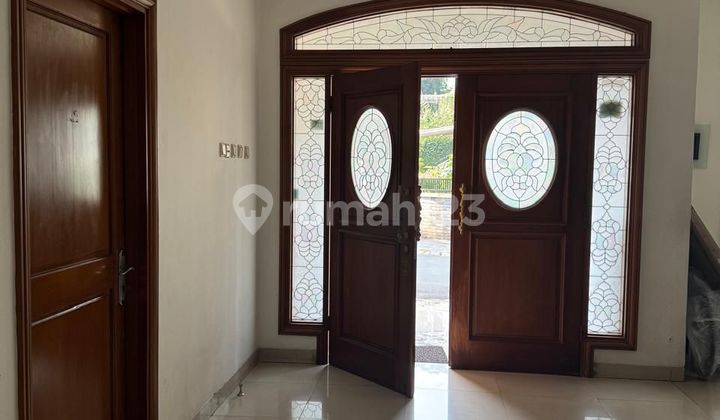 Jual Rumah Klasik di Komp One Gate di Pelangi Kuning 2