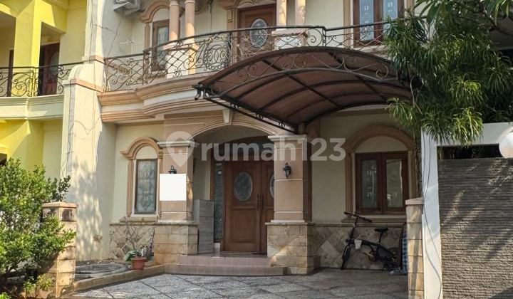 Jual Rumah Klasik di Komp One Gate di Pelangi Kuning