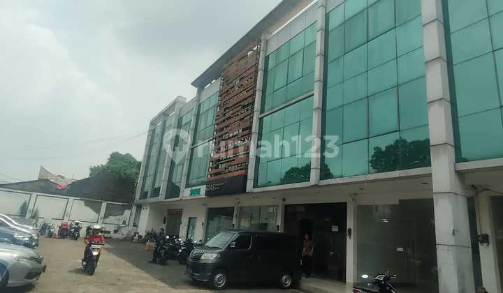Ready-to-Occupy Shop House 3.5 Floors, Main Road Access, 2 Cars Vacant, Pasar Rebo, East Jakarta 1