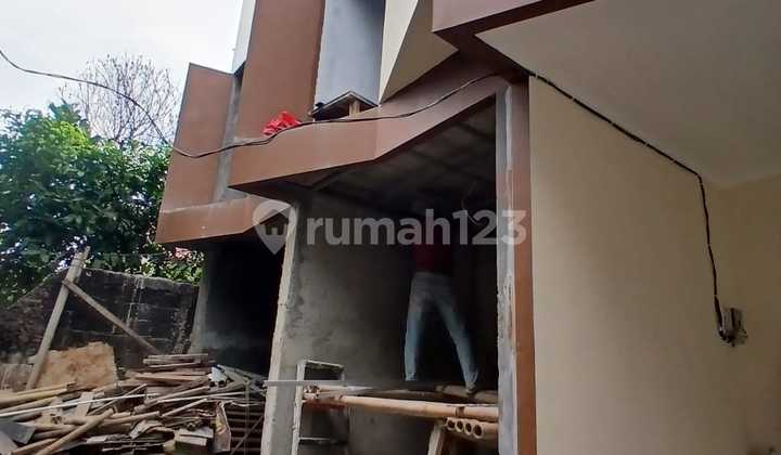 Rumah Baru Bagus 2 Lantai Akases Motor Lokasi Sabgat Strategis di Condet 2