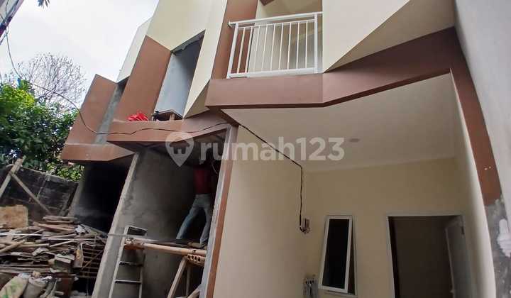 Rumah Baru Bagus 2 Lantai Akases Motor Lokasi Sabgat Strategis di Condet