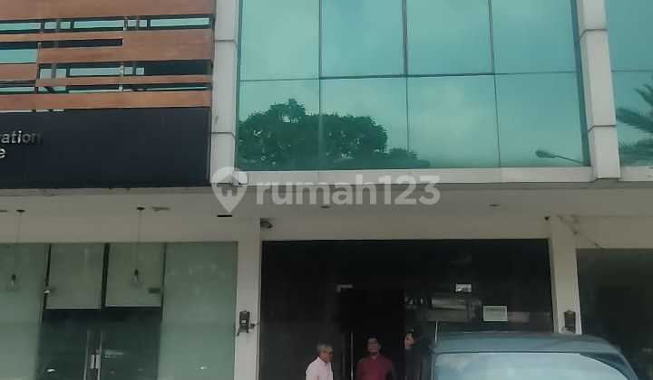 Ready-to-Occupy Shop House 3.5 Floors, Main Road Access, 2 Cars Vacant, Pasar Rebo, East Jakarta 2