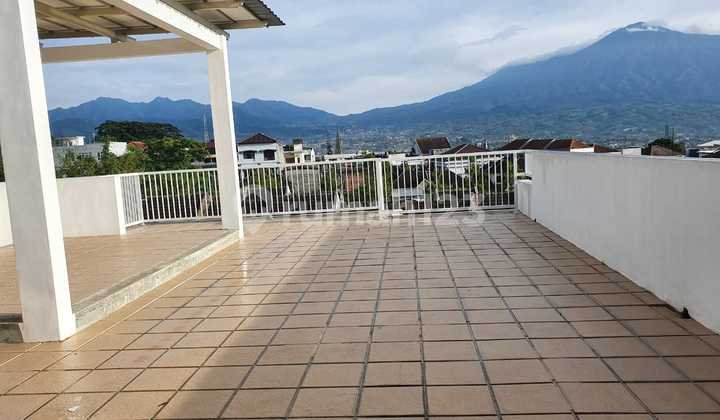 Rumah Villa 3lntai View Pegunungan Full Furnis Batu Jatim