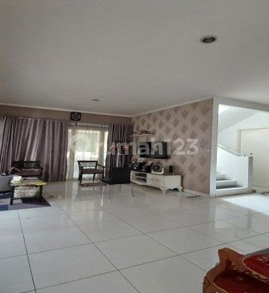 Rumah Hoek, asri dan terawat di Emerald Bintaro jaya 2