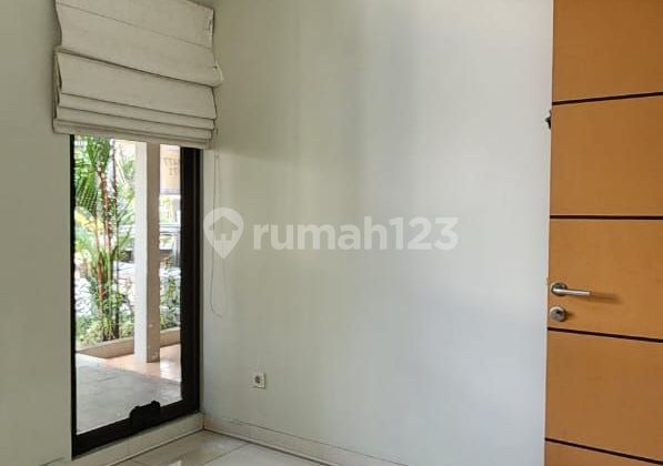 Rumah lantai terawat di discovery Bintaro 2