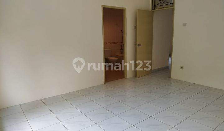 Well-maintained old charming house in Puri Bintaro, sector 9, Bintaro Jaya. 2