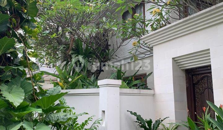 Rumah Bergaya Tropical Bagus Asri Dan Terawat Di Bintaro Jaya 2