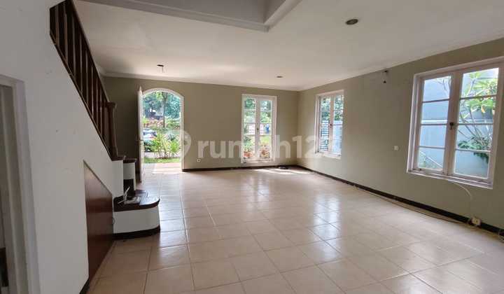 A comfortable, safe, and well-maintained 2-story house in BSD City. A comfortable, safe, and well-maintained 2-story house in BSD City.