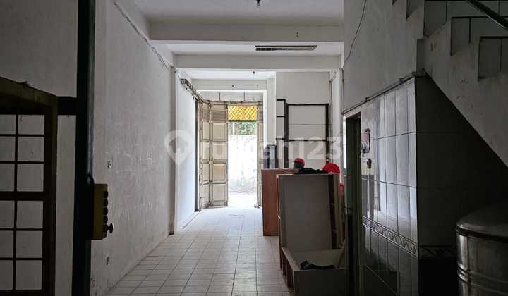 4-Story Shophouse Suitable for Office and Warehouse, Central Shopping Location Near Block A and Metro Tanah Abang 2
