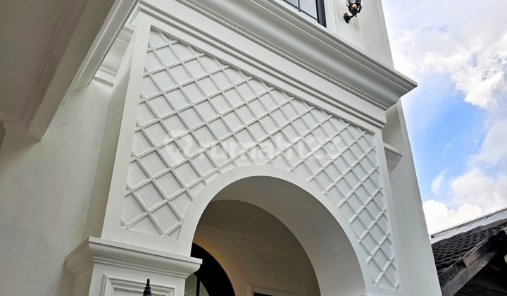 Di Jual Rumah Cantik Ada Pool di Bintaro 2