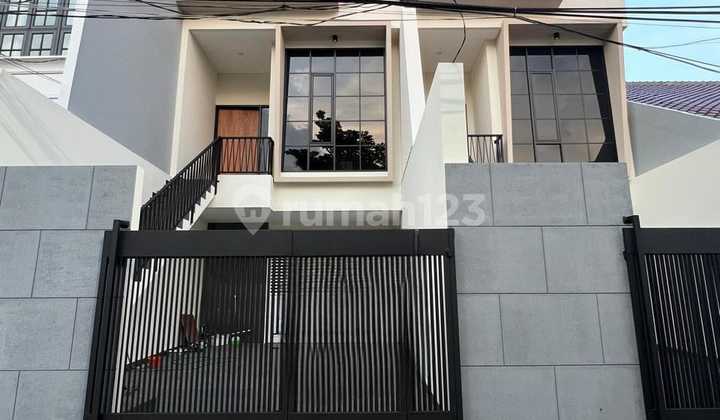 Dijual Rumah Baru 3 Lantai Di Tomang Jakarta Barat Dekat Lapangan Padel, Tennis & Bank