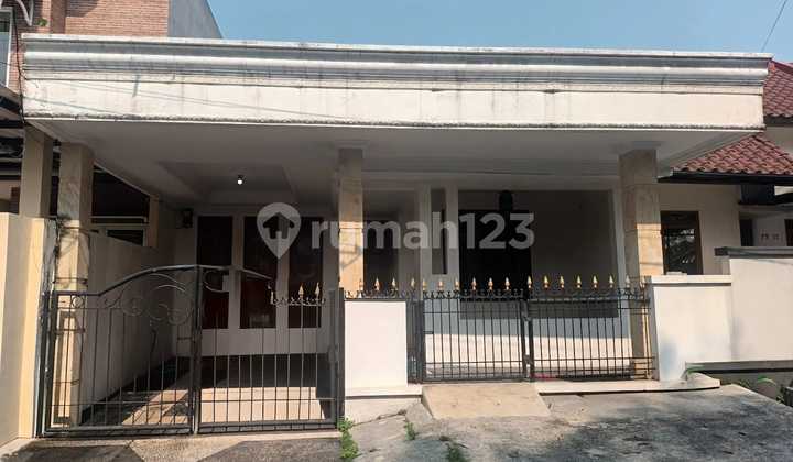 For Sale: 1.5-Story House with 5 Bedrooms in Villa Melati Mas, Serpong.
