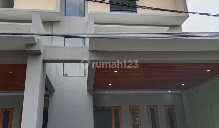 Dijual Rumah Siap Huni, 3,5 Lantai, Private Pool, Roof Top, Balkon, Strategis, Dekat Beberapa Kampus Dan Sekolah di Yogyakarta 2