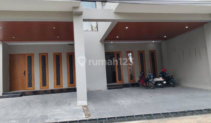 Dijual Rumah Siap Huni, 3,5 Lantai, Private Pool, Roof Top, Balkon, Strategis, Dekat Beberapa Kampus Dan Sekolah di Yogyakarta 1