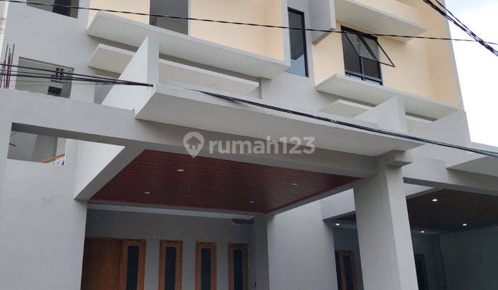 Dijual Rumah 3,5 Lantai Dengan Rooftop, Siap Huni, Baru, Dalam Kota, Dekat Beberapa Sekolah Dan Kampus Ternama di Yogyakarta 1