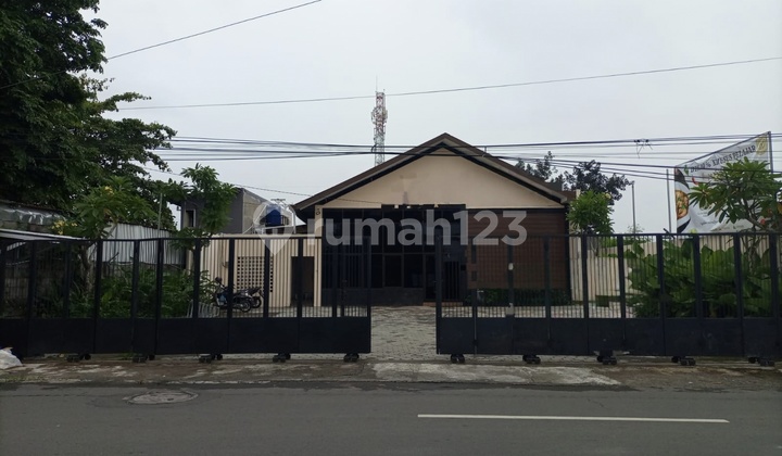 For Rent: Commercial Space, Former Restaurant, Ready to Use, Strategic Location, Ample Parking, Near Several Universities in Depok, Sleman, Yogyakarta