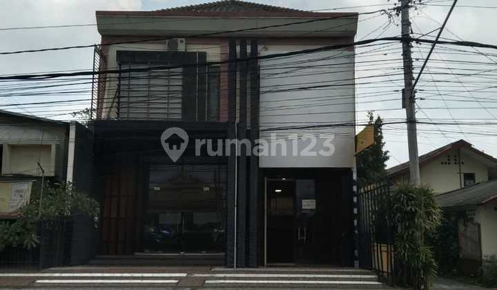 For Sale 3-Storey Shophouse, Strategic Location, Facing Main Road, Close to Offices and Shops in Gedong Kuning Yogyakarta 2