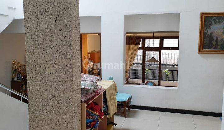 Rumah Bagus Semi Furnished SHM di Jl. Halmahera Semarang 2