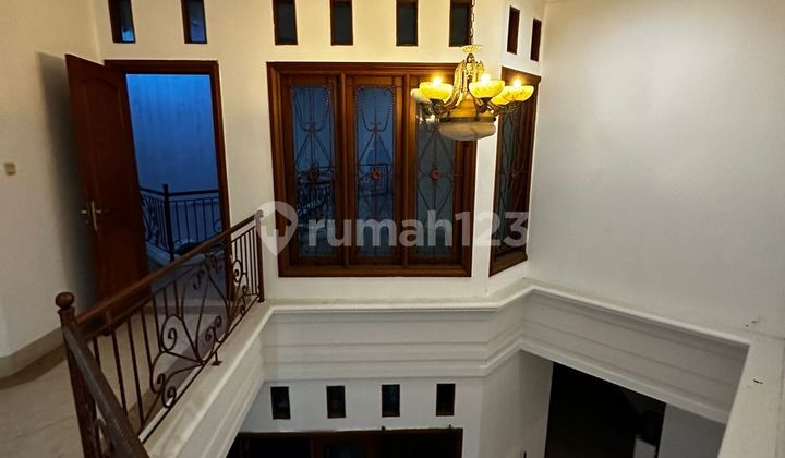 Rumah di Cempaka Putih 2 Lantai SHM Sudah Renov