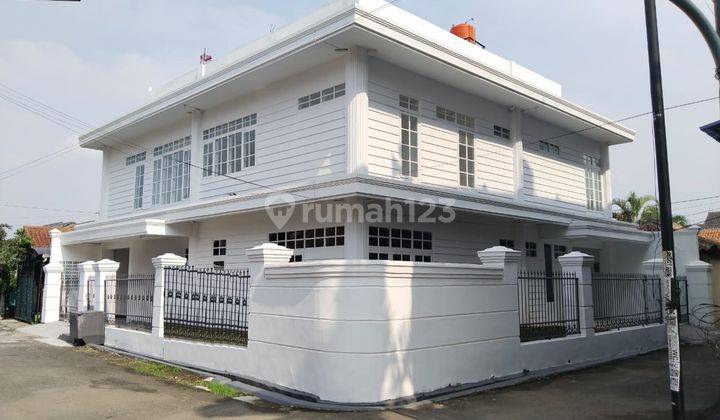 Rumah Mewah Putih Bersih Kondisi Terawat di Arcamanik 1