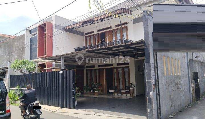 Rumah Ada Kamar Banyak Cocok Untuk Keluarga Besar di Cibeunying 1