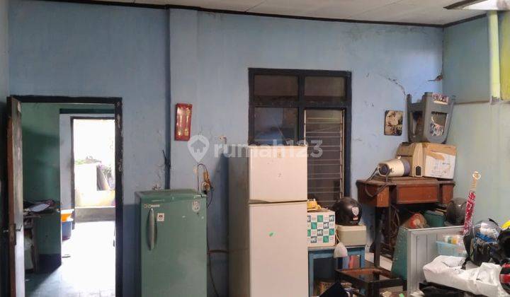 Rumah Bangunan Lama Area Ramai Penduduk di Lengkong 2