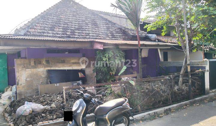 Rumah Bangunan Lama Area Ramai Penduduk di Lengkong 1