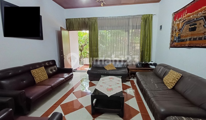 Rumah Mainroad, Luas dan Asri di Batununggal 1