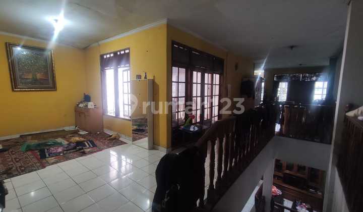 The house is located on the main road of the Margacinta complex. 2