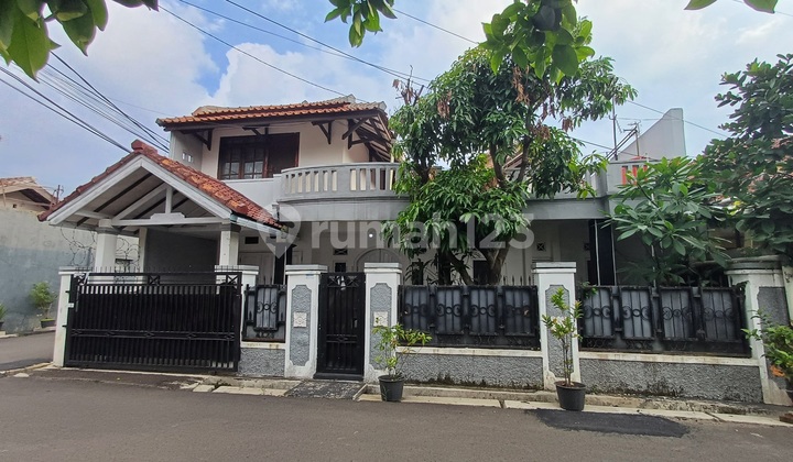 Rumah Dekat Pusat Perbelanjaan di Margacinta