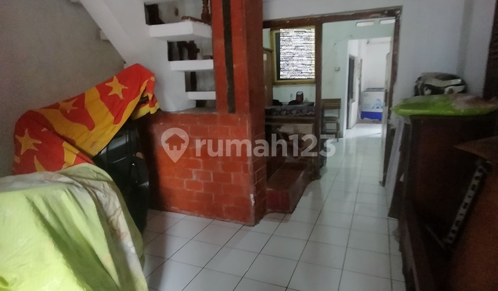 House Position: Hook, Well-Maintained Building in Astana Anyar 2