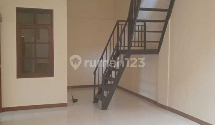 Strategic House with 2-Car Road Access in Margacinta 2