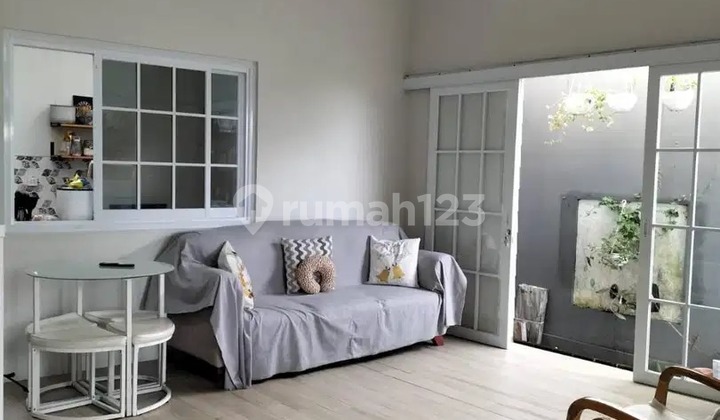 Rumah Hoek di Dalam Komplek Cisasawi Cihanjuang dengan Akses Jalan yang Mudah