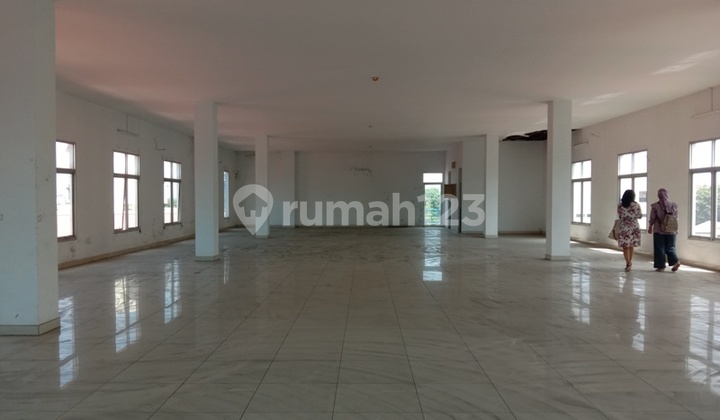 The building is strategically located on Pemuda Street, Semarang. 1