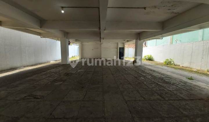 The building is strategically located on Pemuda Street, Semarang. 2