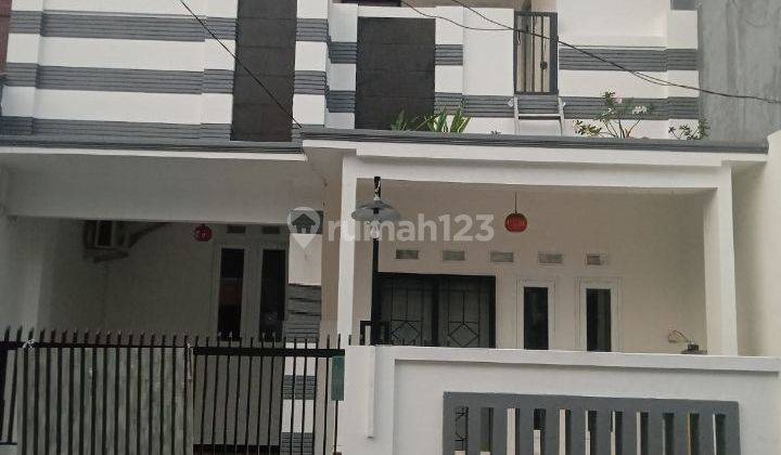 Disewakan Rumah Tingkat Kt 3 Di Harapan Indah Bekasi  1