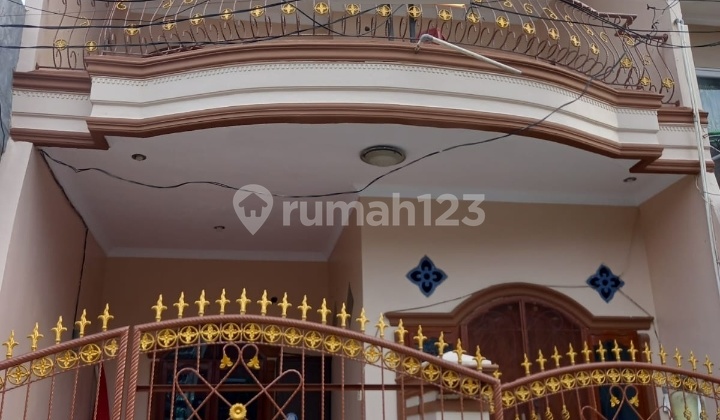 Disewakan Rumah Tingkat Kt 2 di Taman Harapan Baru Bekasi