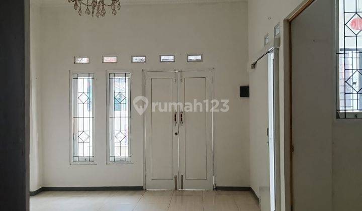 Disewakan Rumah Tingkat Semi Furniture Kt 3 Di Harapan Indah Bekasi  2