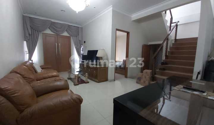 Rumah 2 Lantai Bagus Semi Furnished Sertifikat Hak Milik di Jalan Cilandak, Jakarta Selatan 2