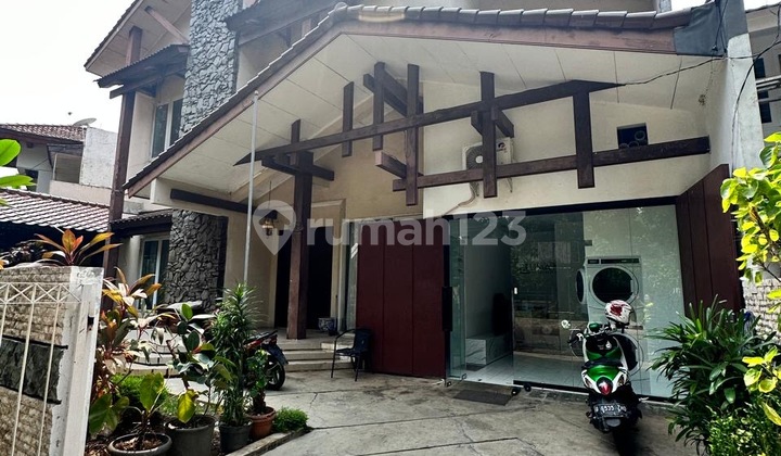 Dijual Cepat Rumah Lokasi Bona Indah, Rumah Asri Adem 2 Lantai di Jln Bona Indah, Jaksel, SHM Semi Furnished, Sangat Nyaman Dengan Atap Plafon Tinggi Banget Sehingga Udara Berputar Adem , Tengah Kota Rasa Puncak......