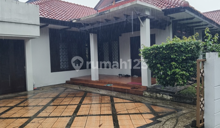 Rumah Hoek SHM di Sektor2 Bintaro
